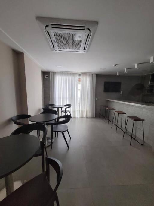 Apartamento em frente ao Shopping e perto da praia