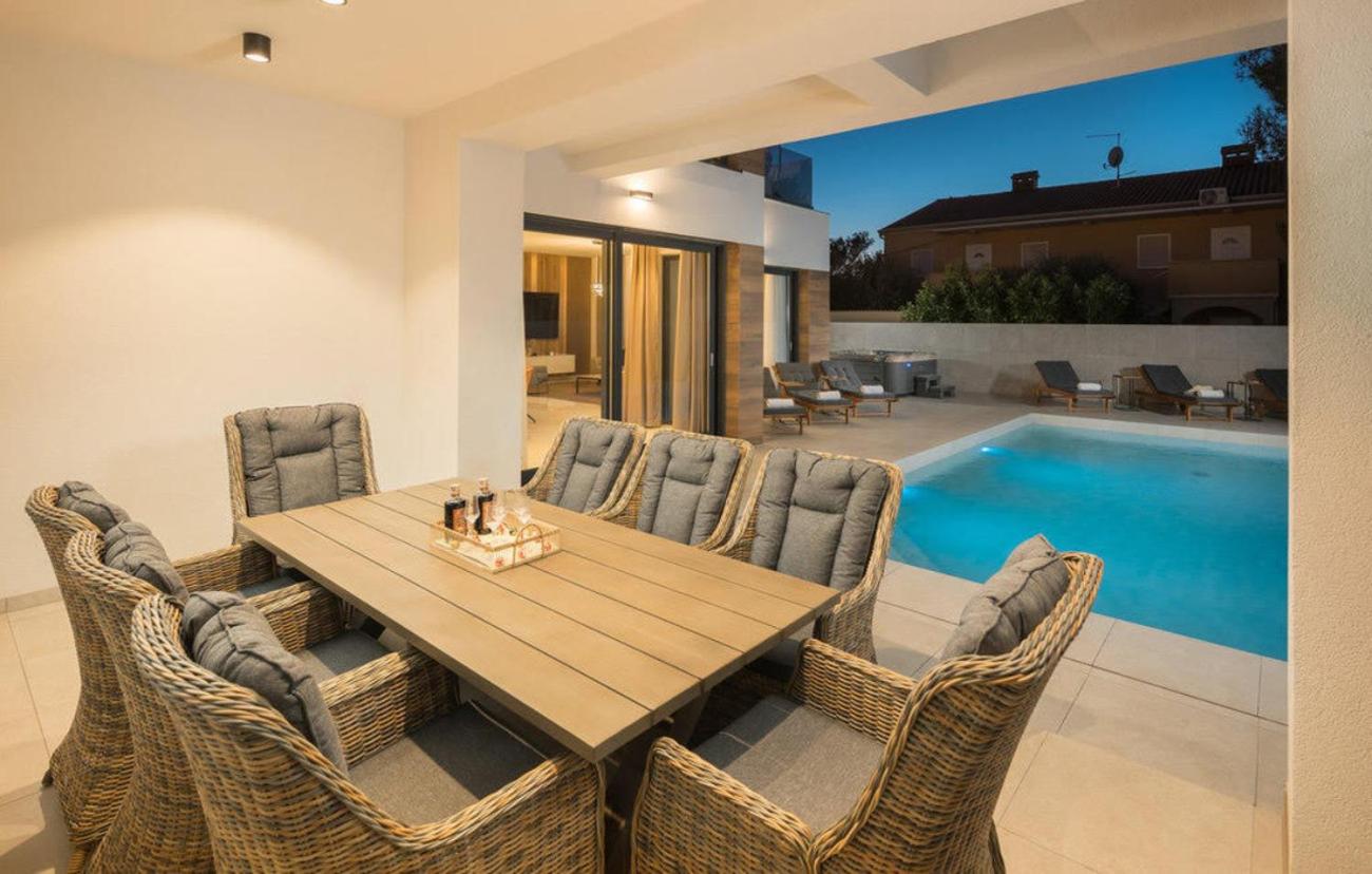 Contemporary Villa Luxor view 3