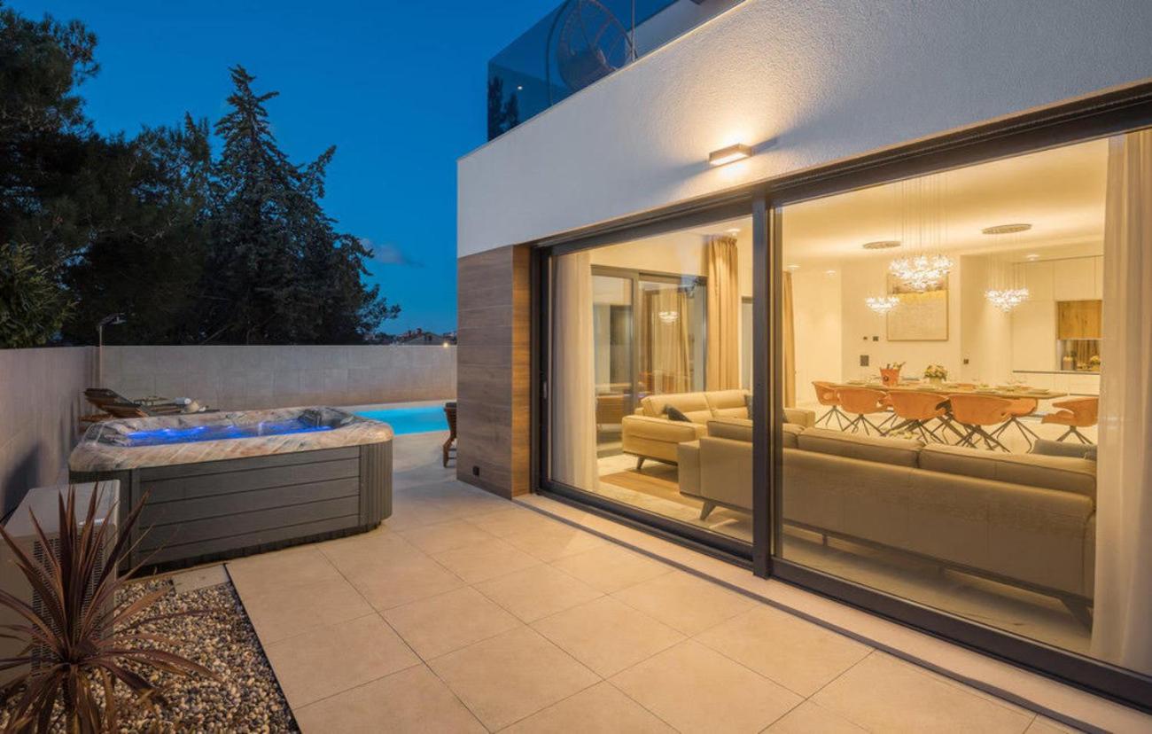 Contemporary Villa Luxor view 4