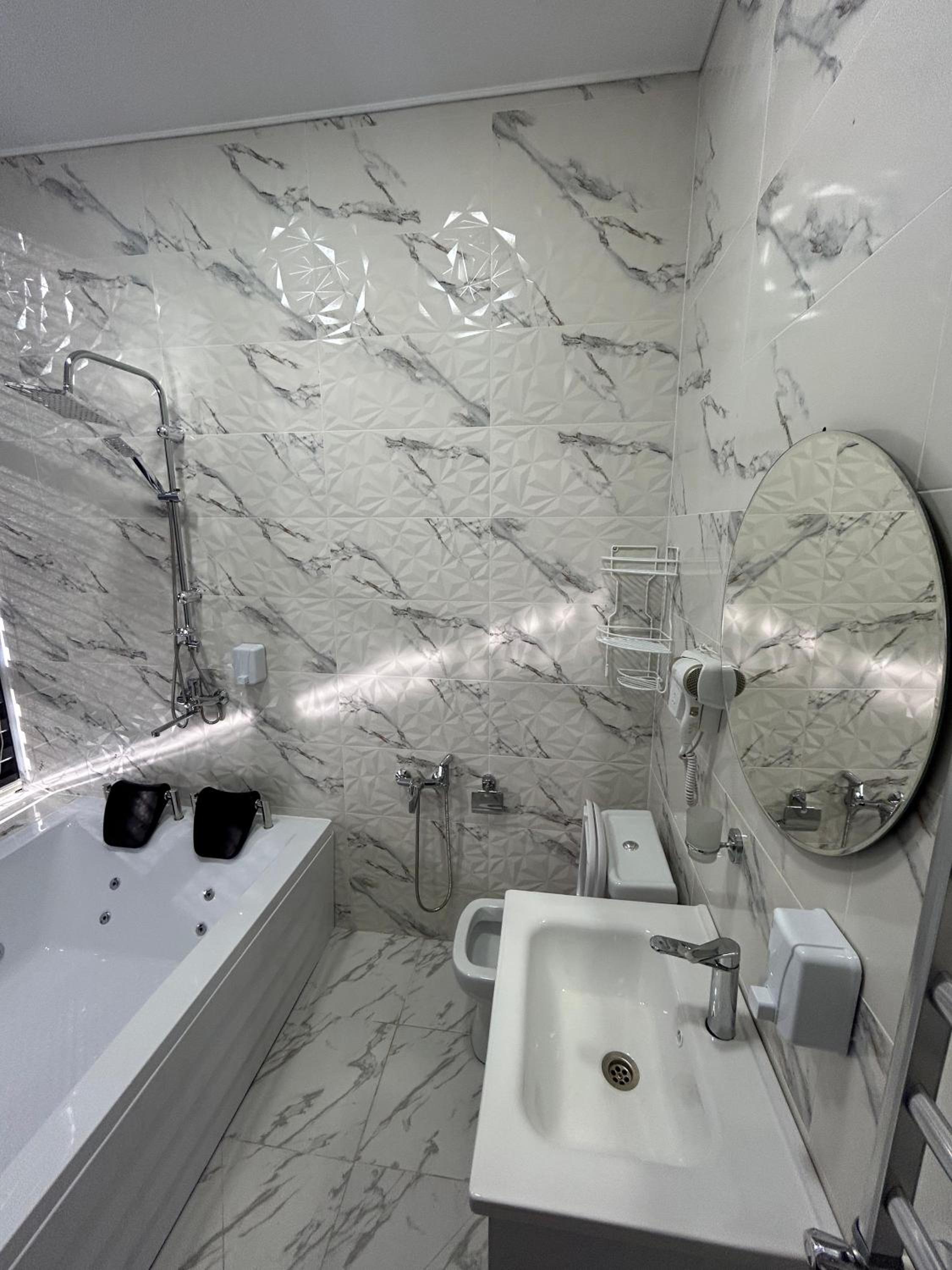 Luxury Milan Mountain Ponoramic Villa, indoor heated pool and jacuzzi with mountain view