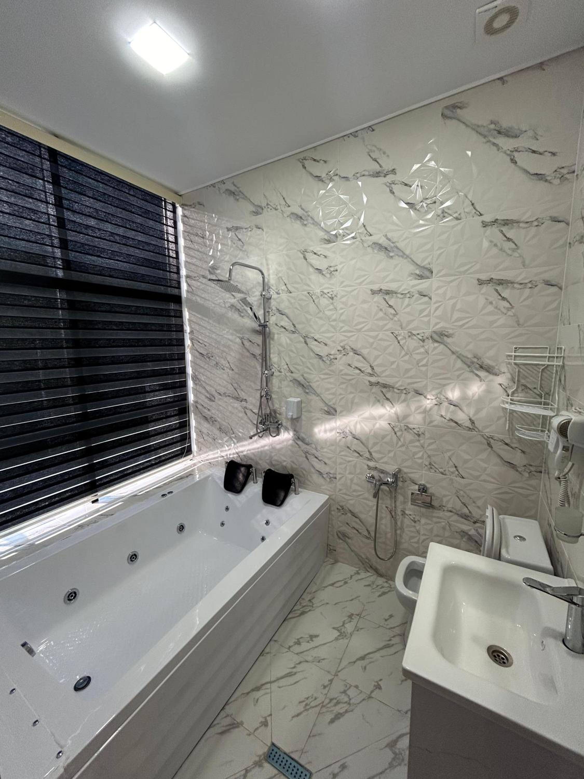 Luxury Milan Mountain Ponoramic Villa, indoor heated pool and jacuzzi with mountain view