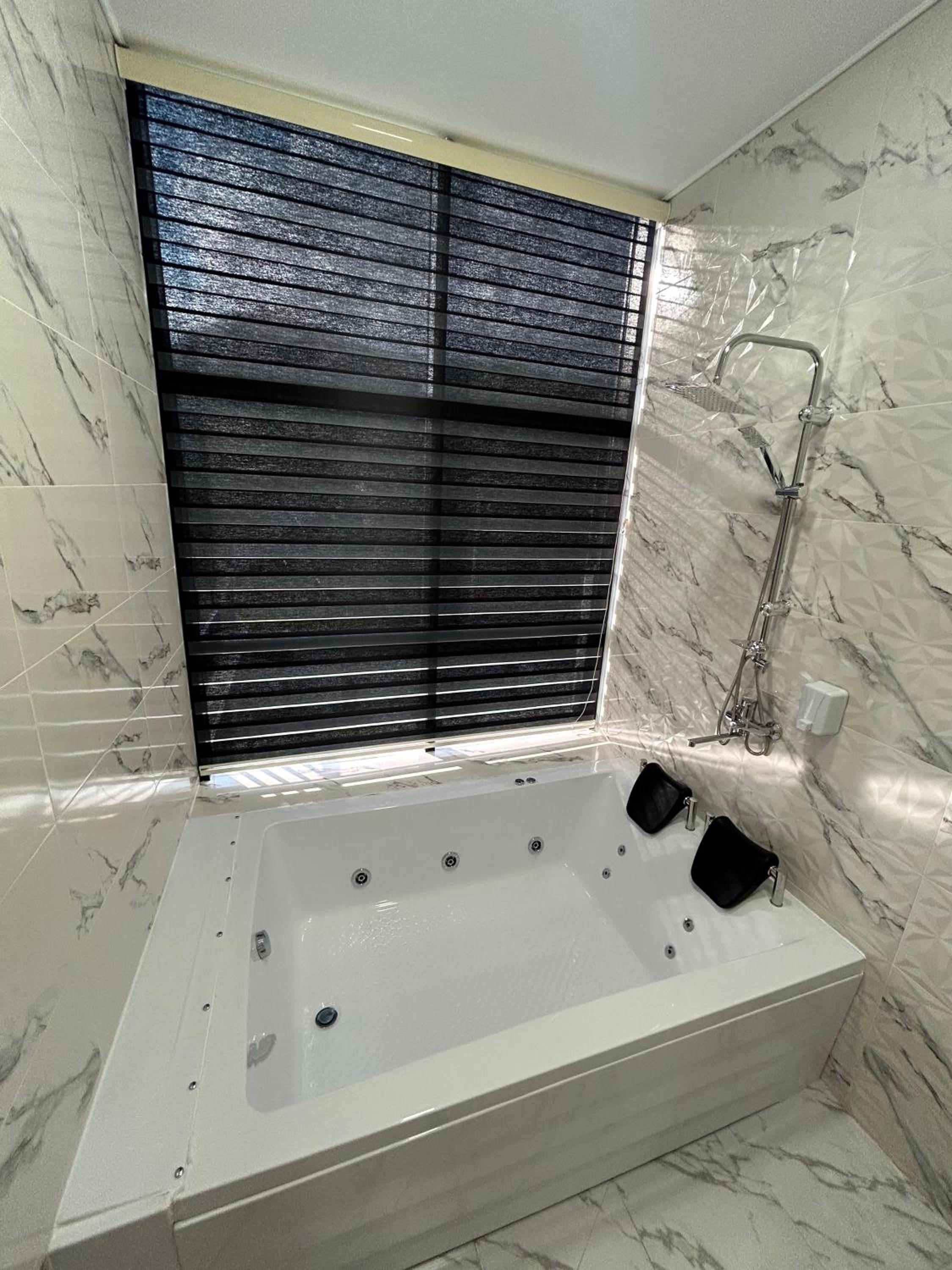 Luxury Milan Mountain Ponoramic Villa, indoor heated pool and jacuzzi with mountain view
