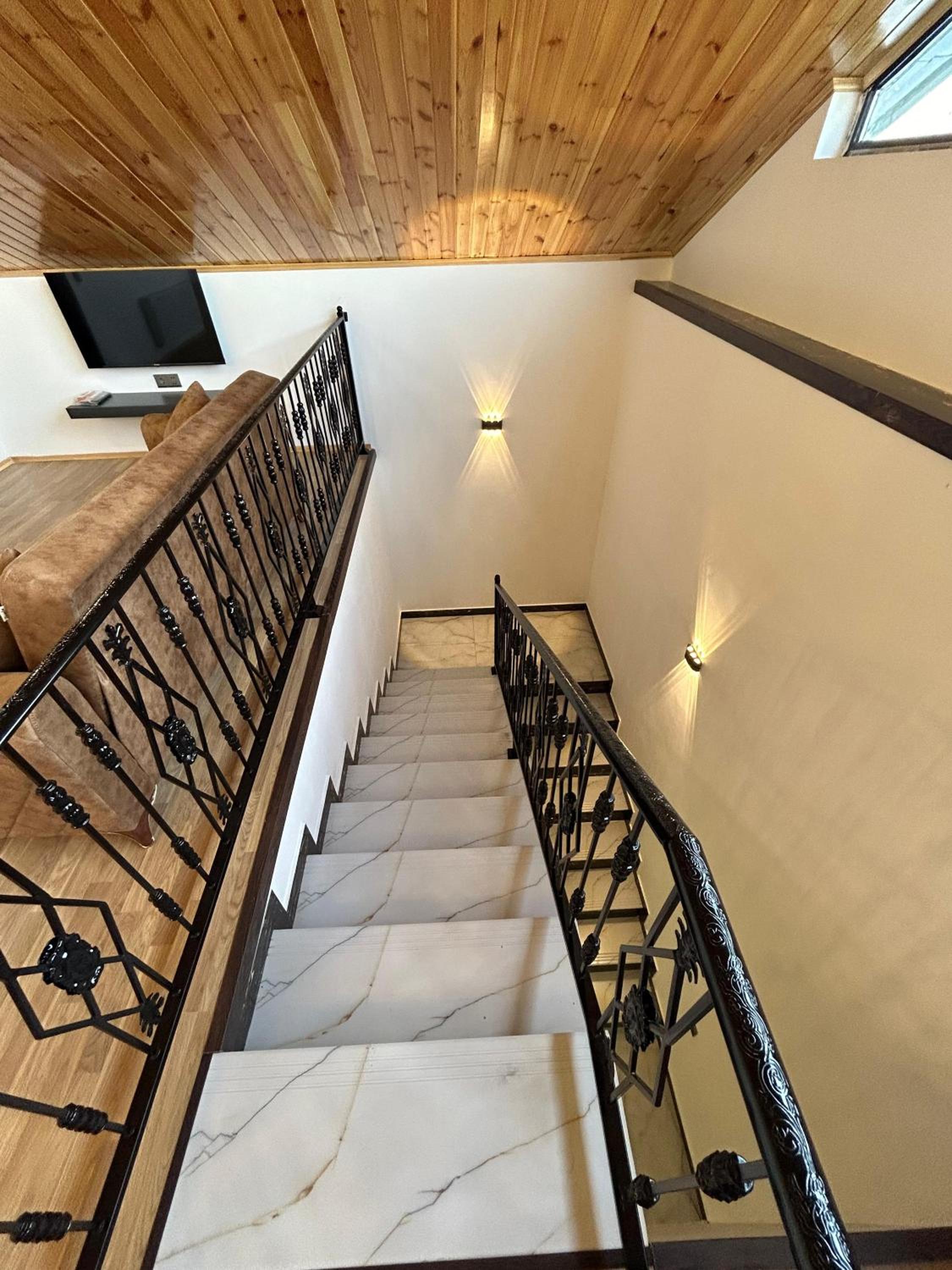 Luxury Milan Mountain Ponoramic Villa, indoor heated pool and jacuzzi with mountain view