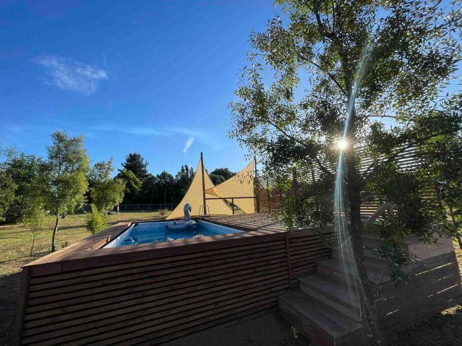 Cabaña con piscina y tinaja, cercana a playas