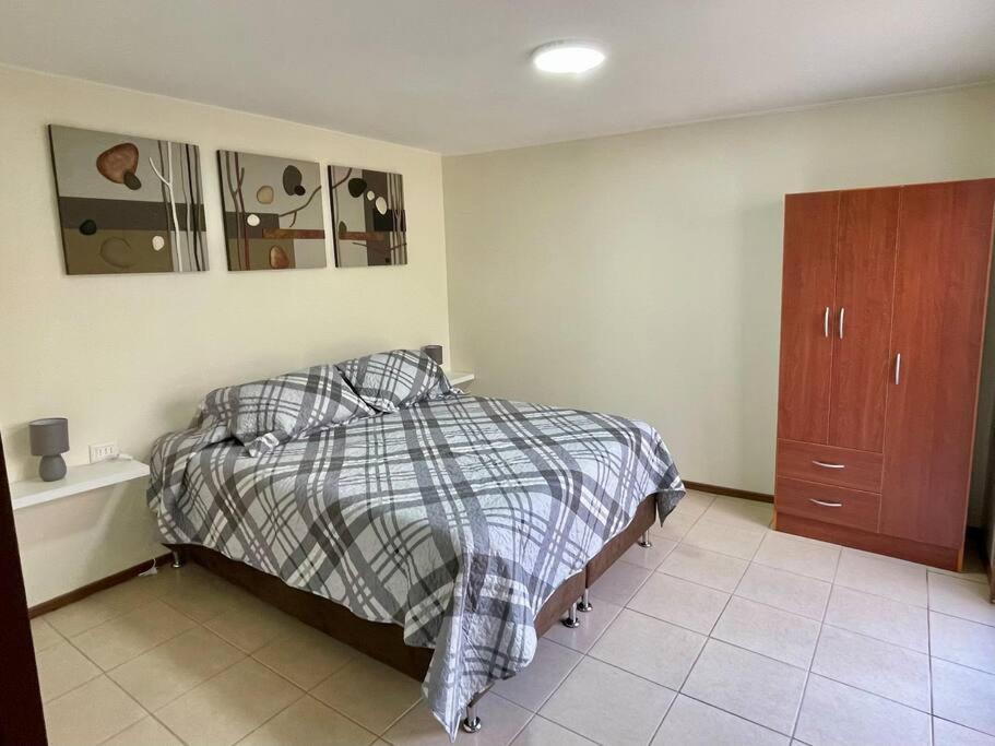 Cabaña con piscina y tinaja, cercana a playas