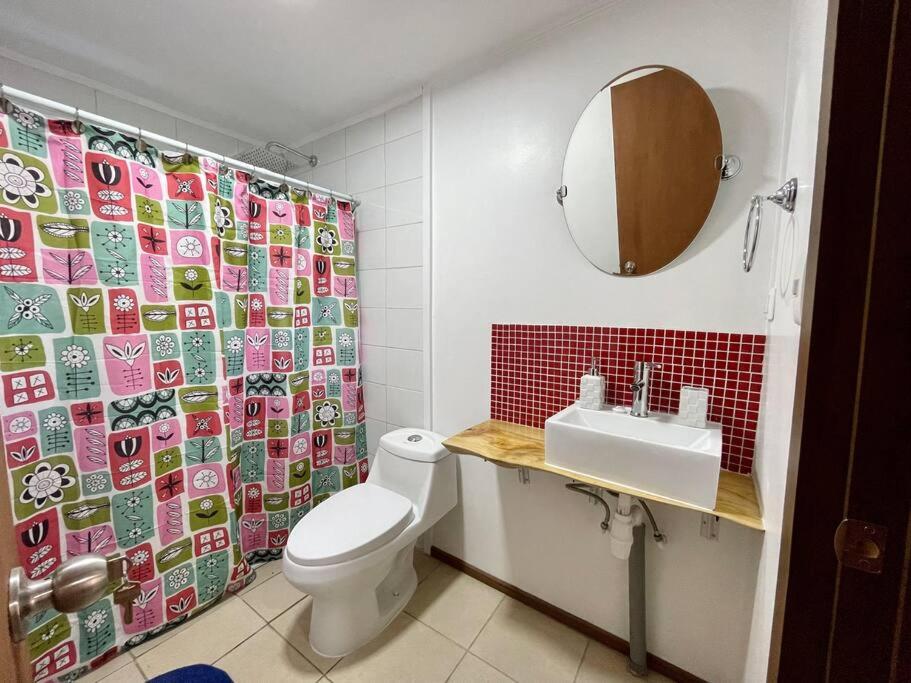 Cabaña con piscina y tinaja, cercana a playas