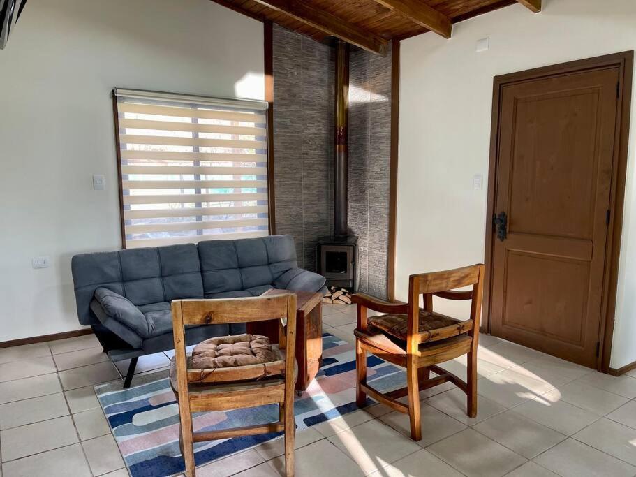Cabaña con piscina y tinaja, cercana a playas
