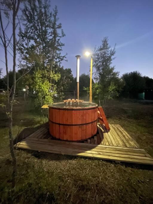 Cabaña con piscina y tinaja, cercana a playas