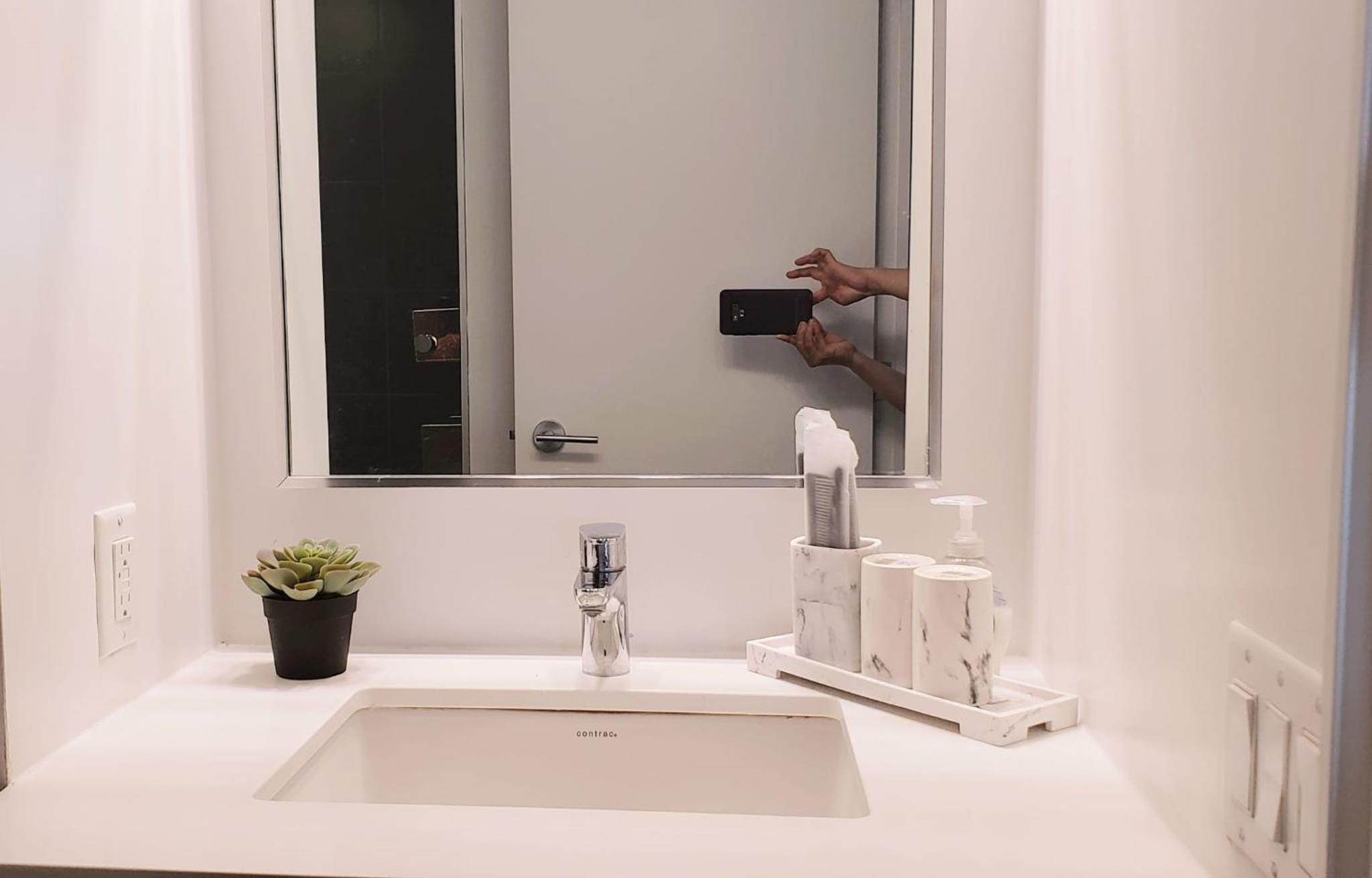 Elegant 2BR & 2BA Retreat in Prime Yorkville, Downtown