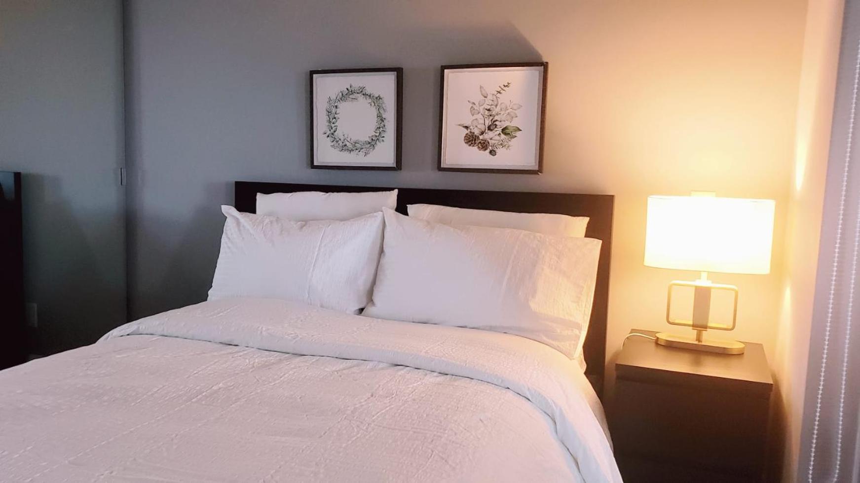 Elegant 2BR & 2BA Retreat in Prime Yorkville, Downtown