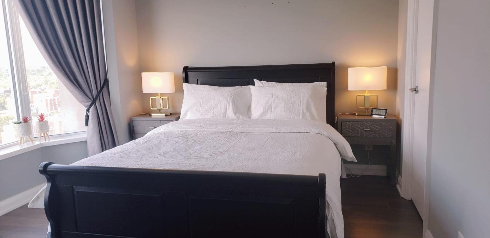 Elegant 2BR & 2BA Retreat in Prime Yorkville, Downtown
