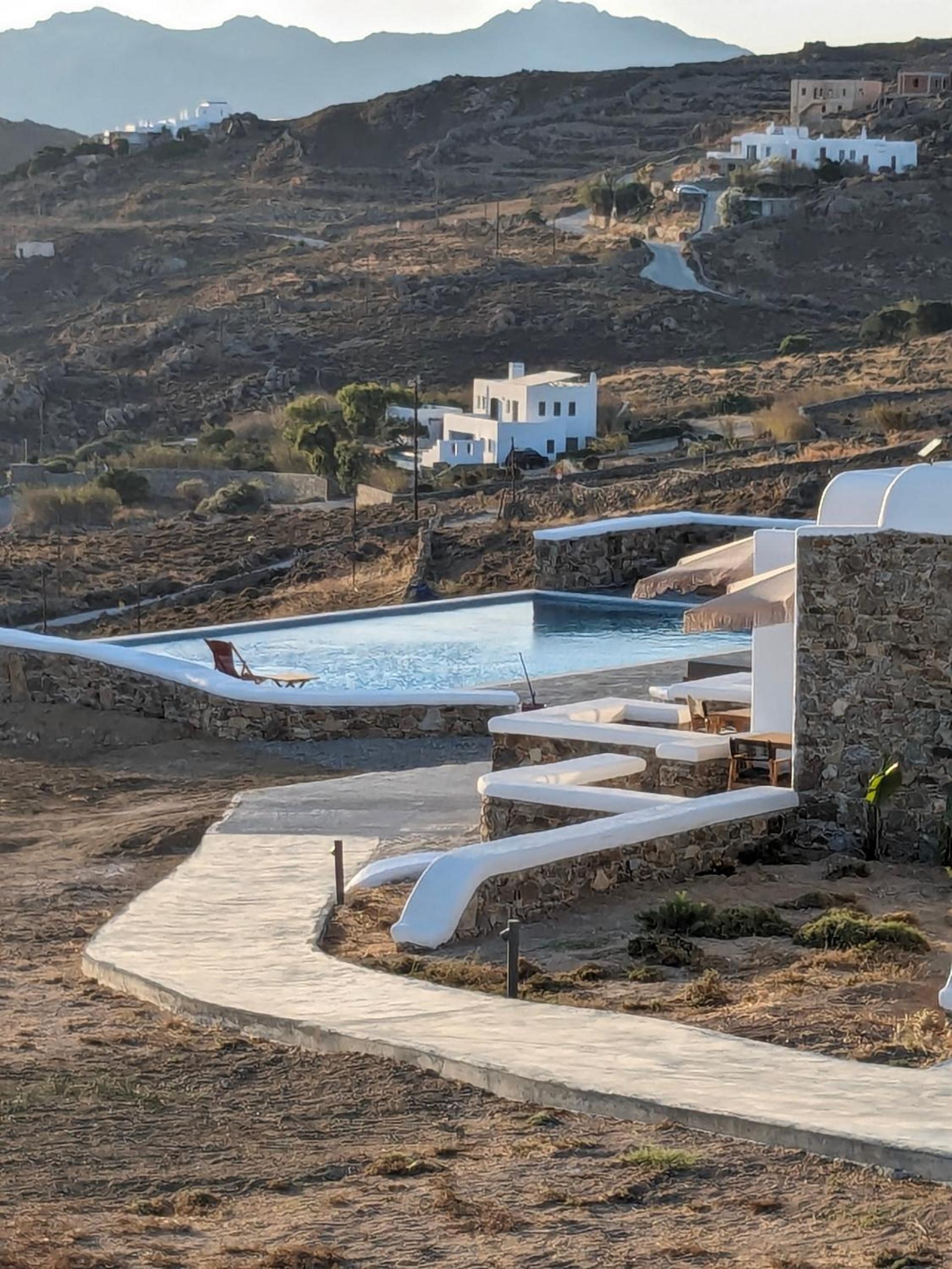 Thronos Suites