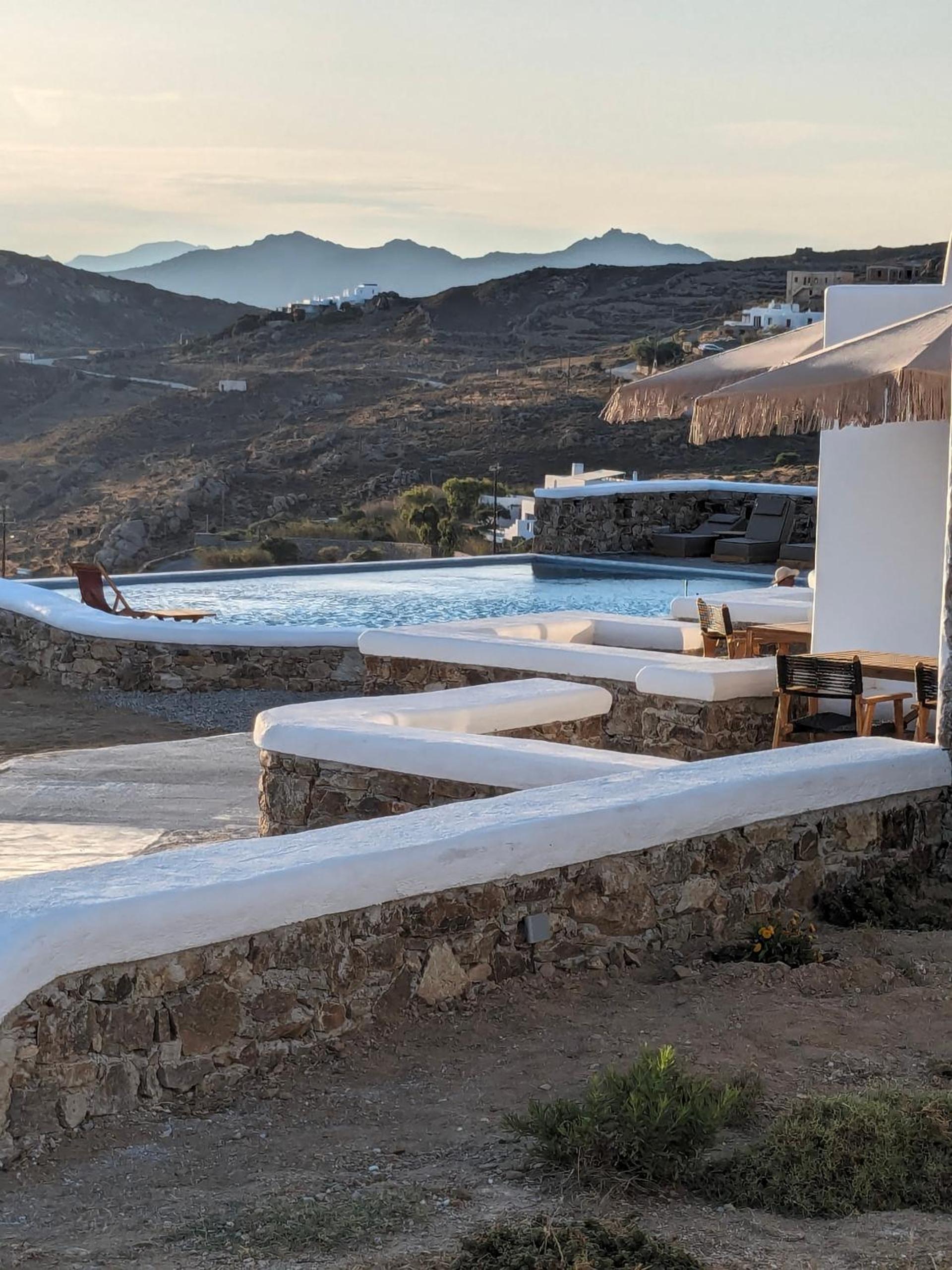 Thronos Suites