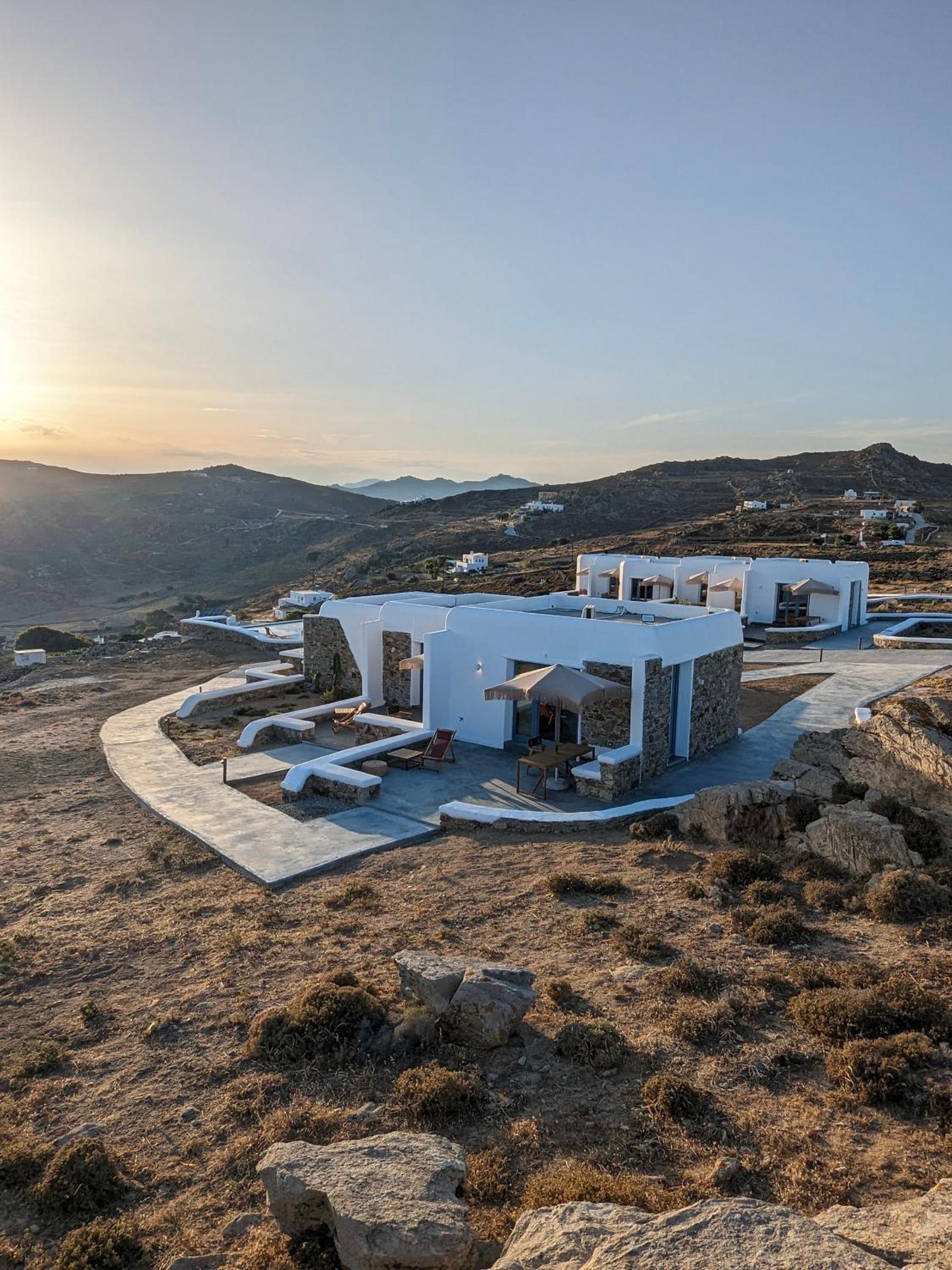 Thronos Suites