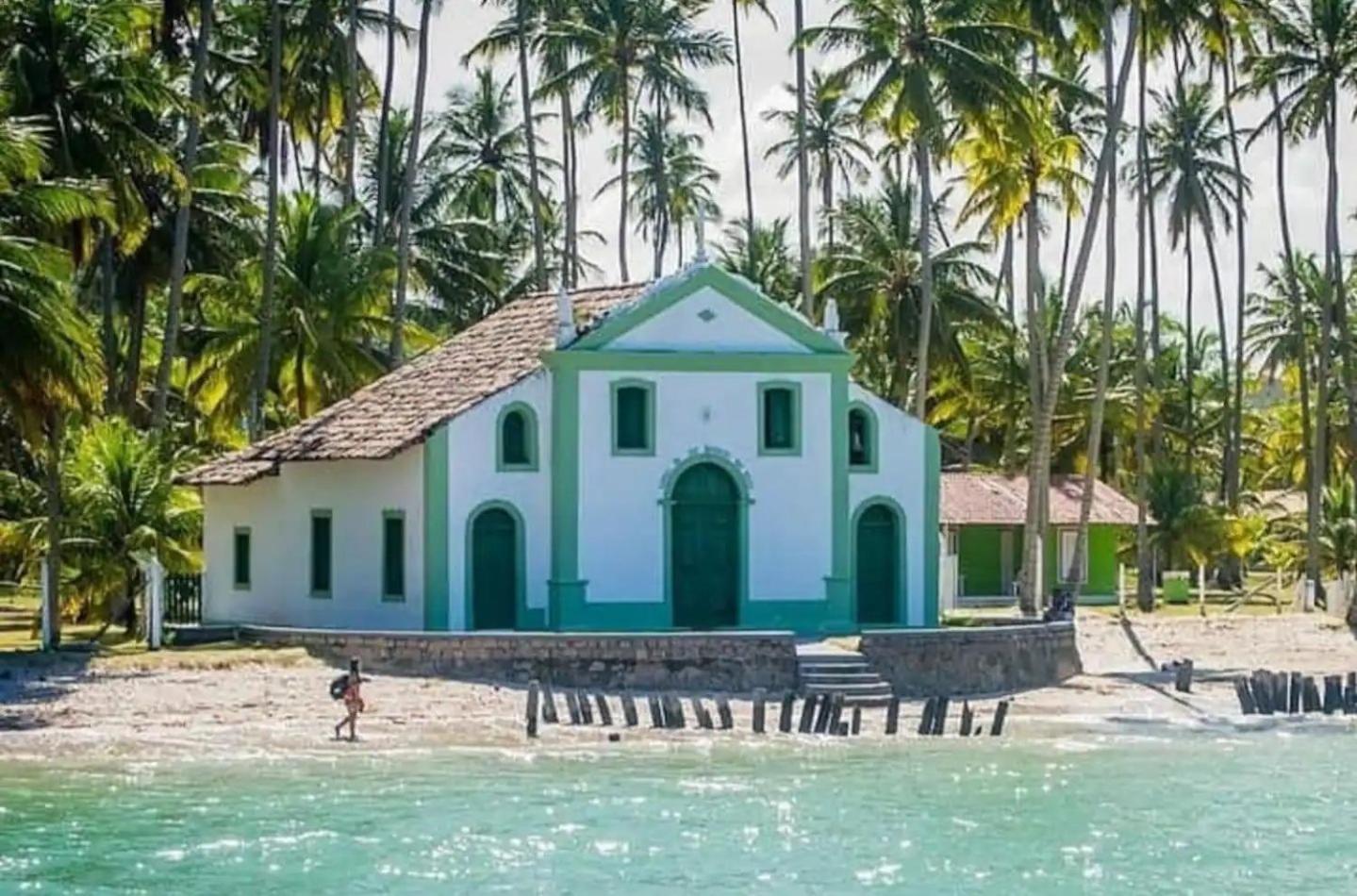 Exclusive Oceanfront Bungalow with Included Service — Eco Resort Carneiros