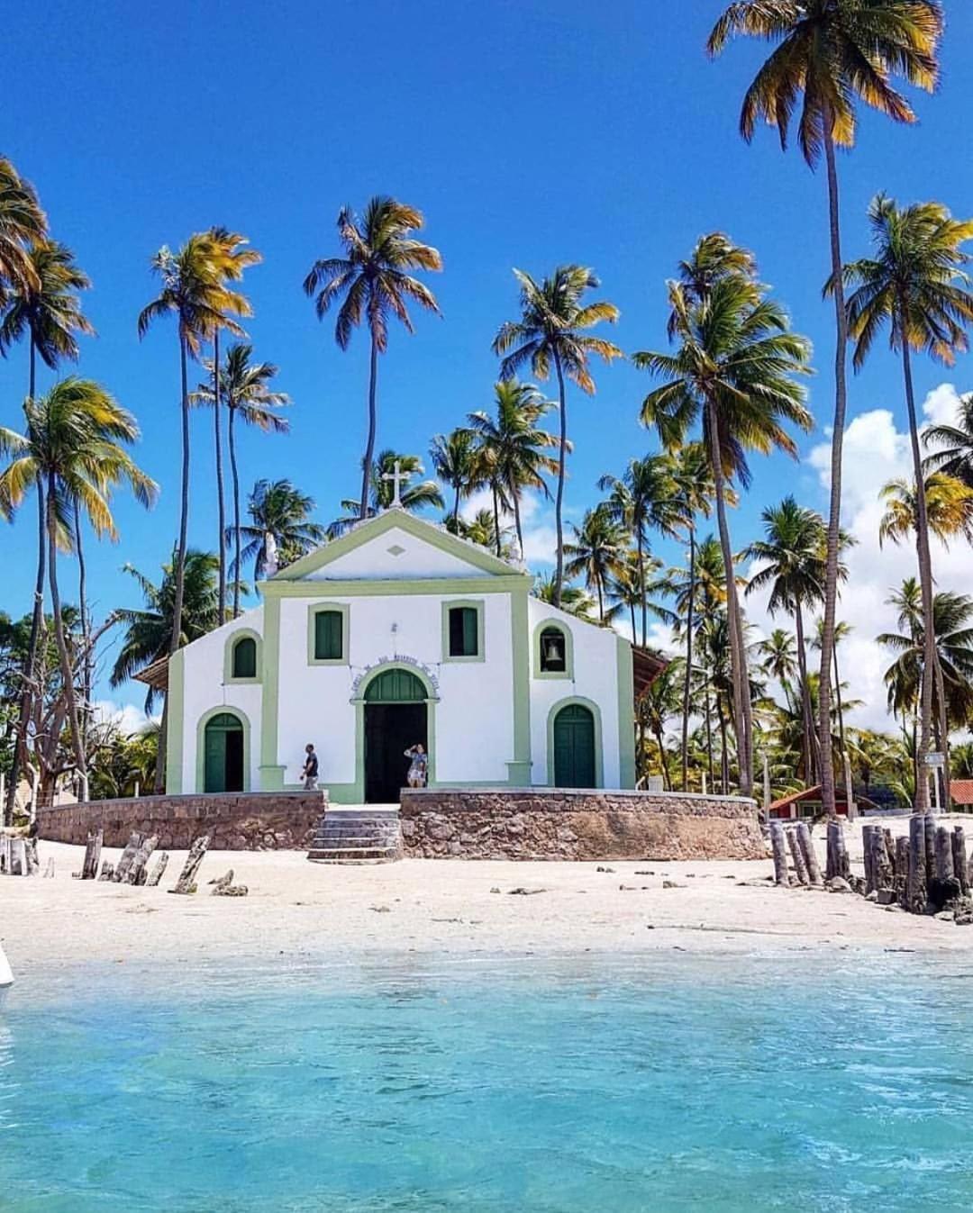 Exclusive Oceanfront Bungalow with Included Service — Eco Resort Carneiros