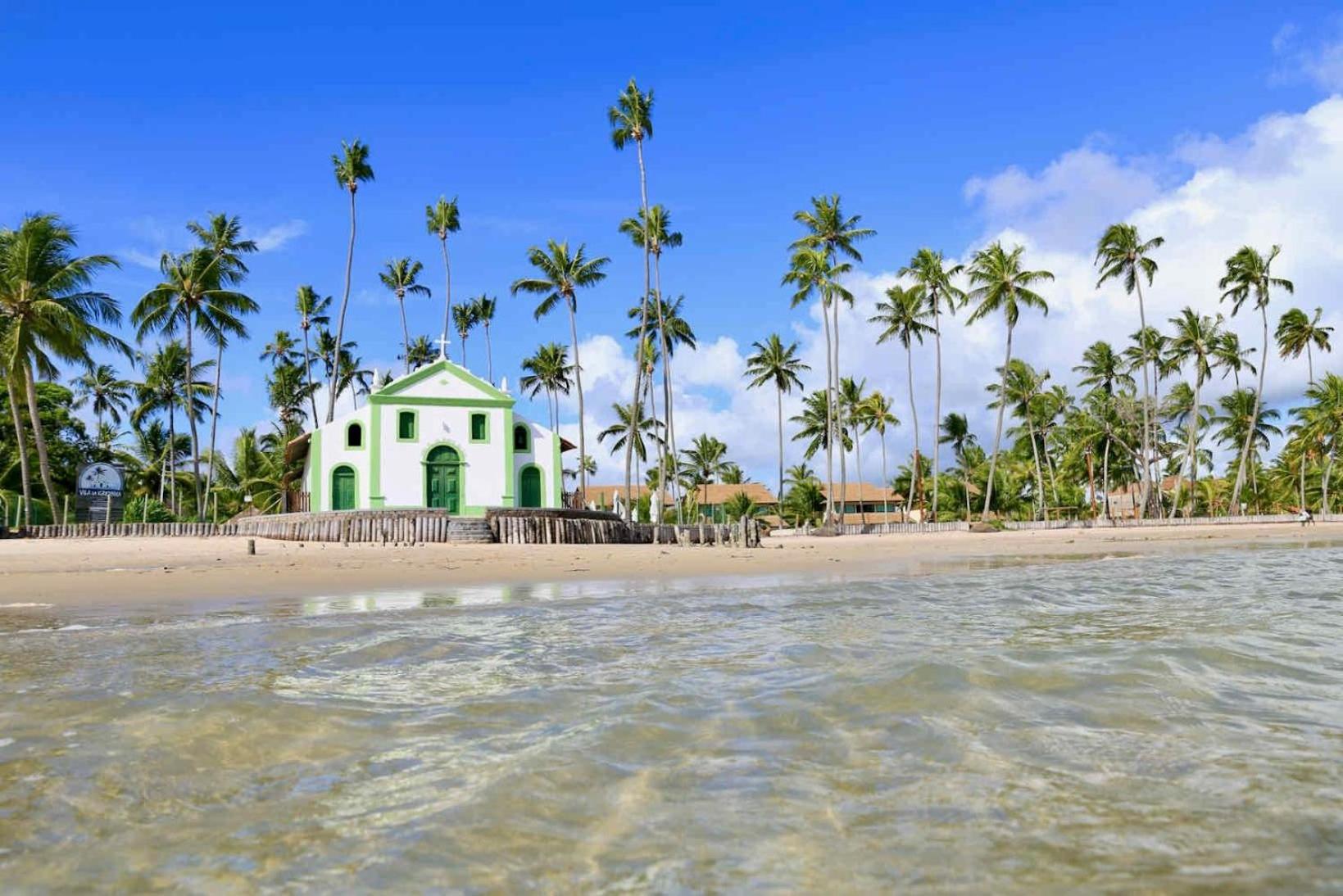 Exclusive Oceanfront Bungalow with Included Service — Eco Resort Carneiros
