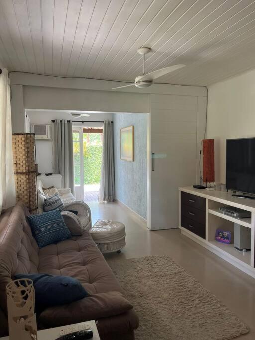 Linda casa em condomínio