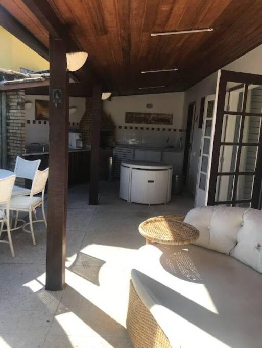 Linda casa em condomínio