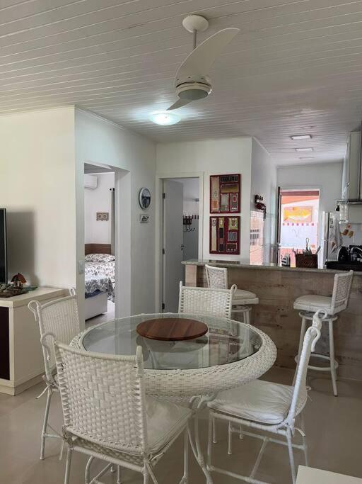 Linda casa em condomínio
