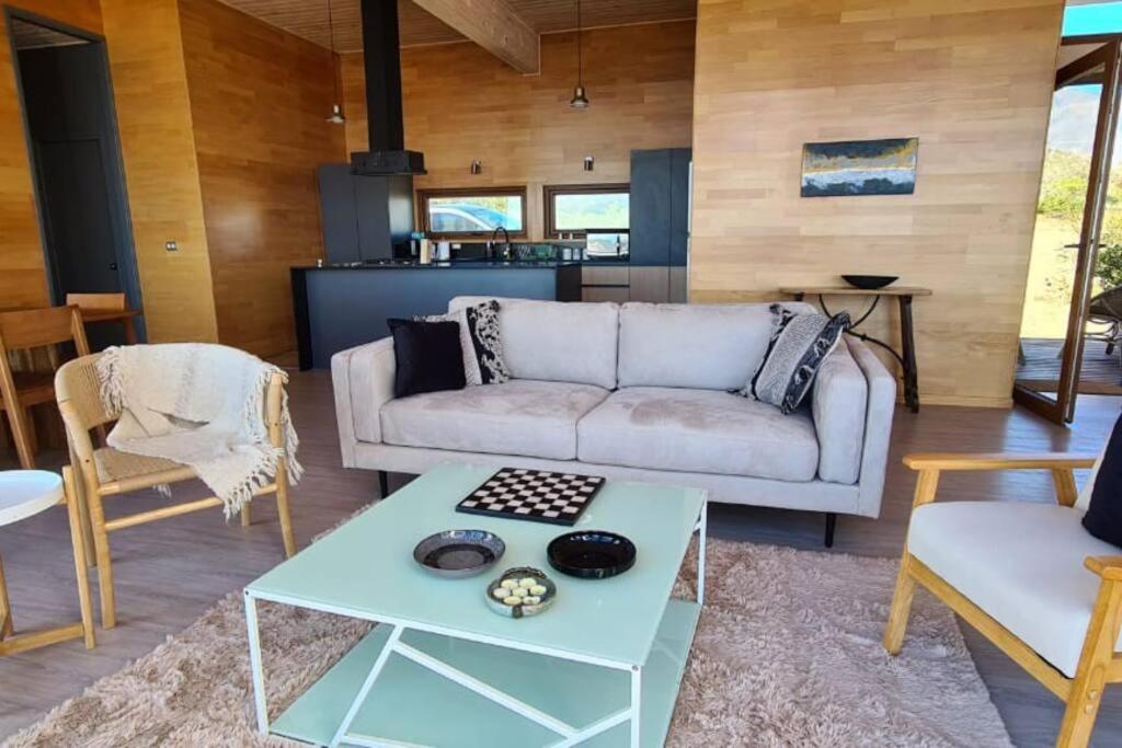 Maravillosa casa con vista panorámica en exclusivo condominio Ocho Quebradas