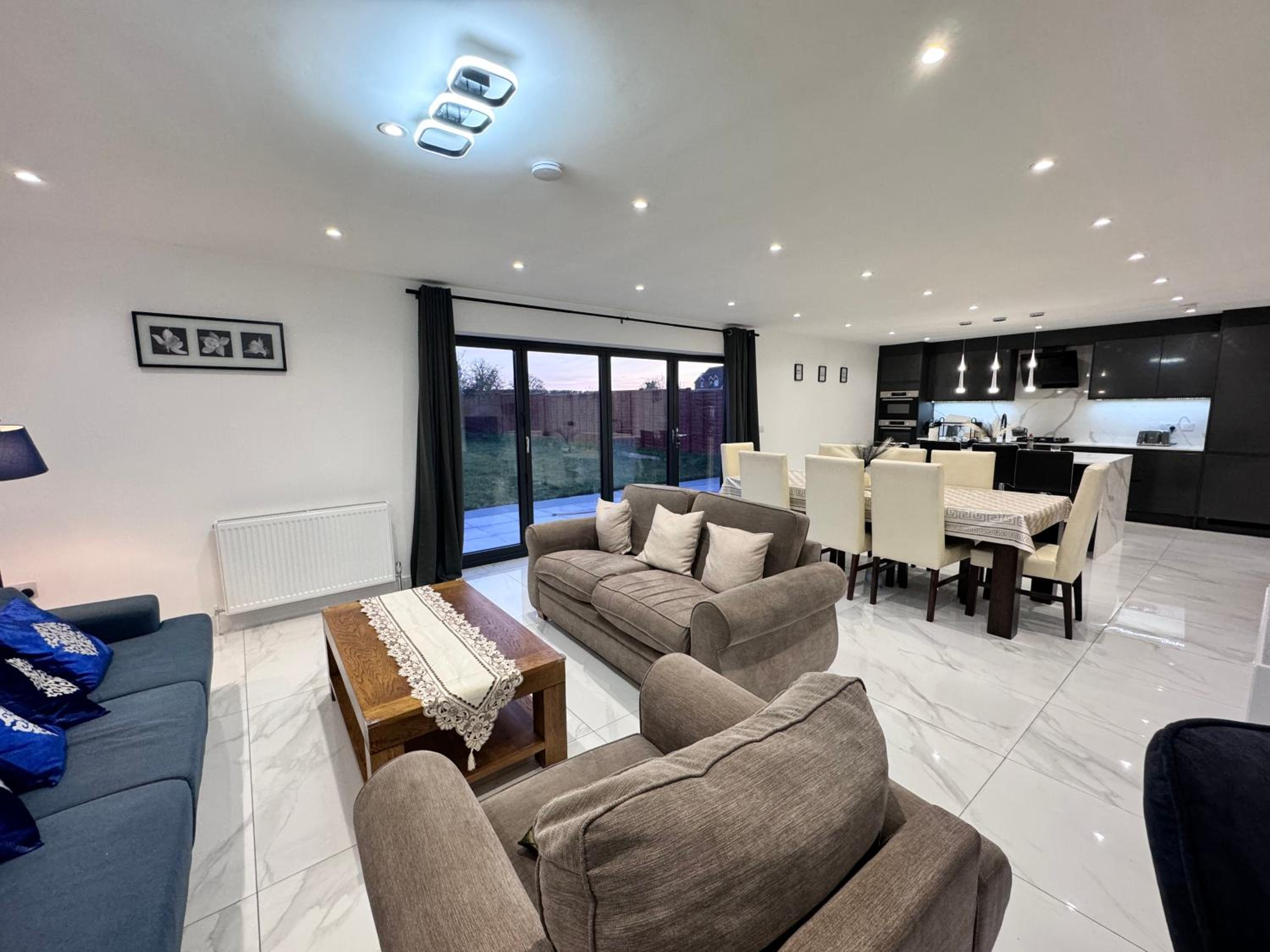 1 Orchard Farm Cottages Sleeps 10, Open plan Kitchen & Large Garden view 3