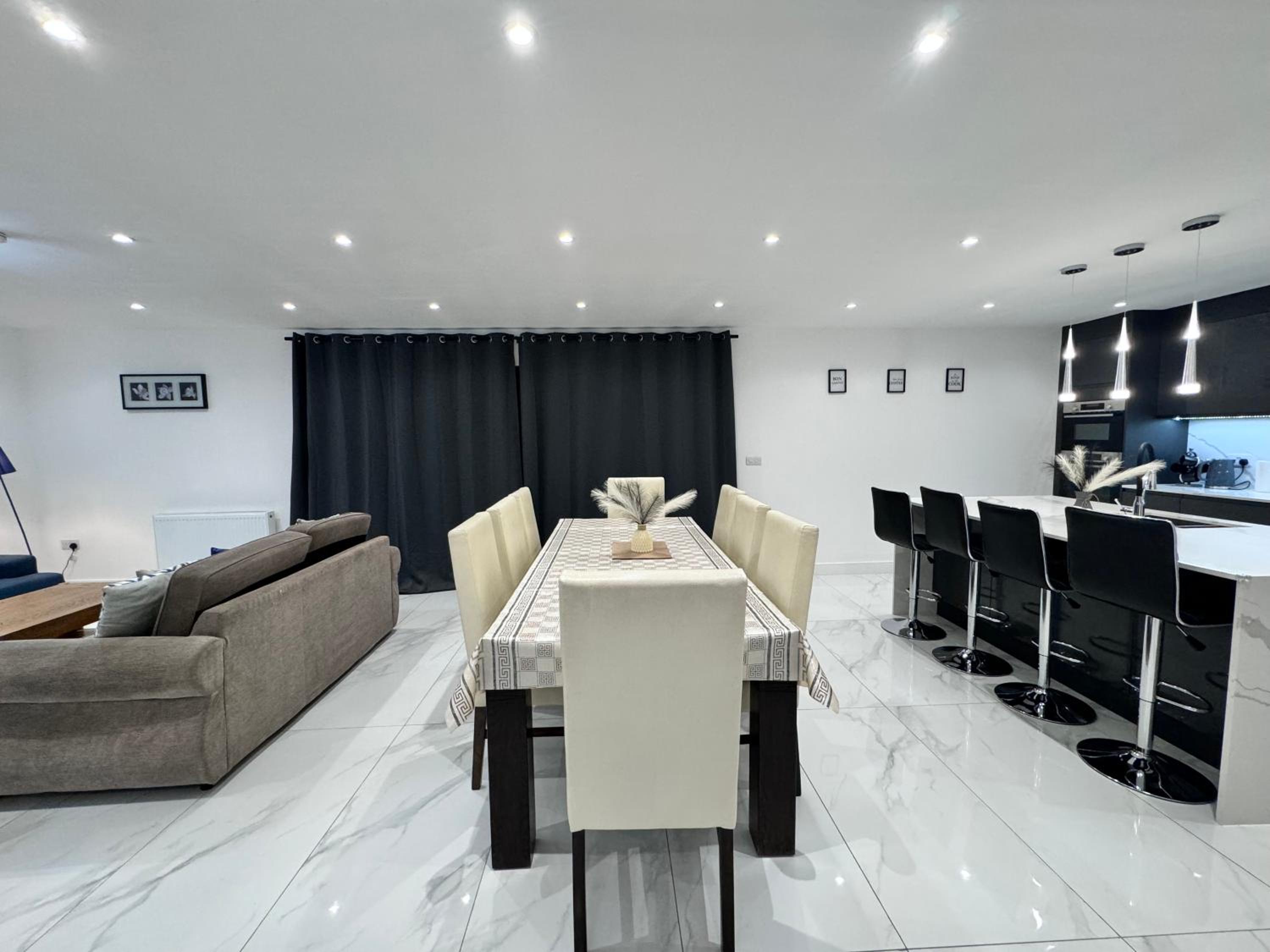 1 Orchard Farm Cottages Sleeps 10, Open plan Kitchen & Large Garden view 4