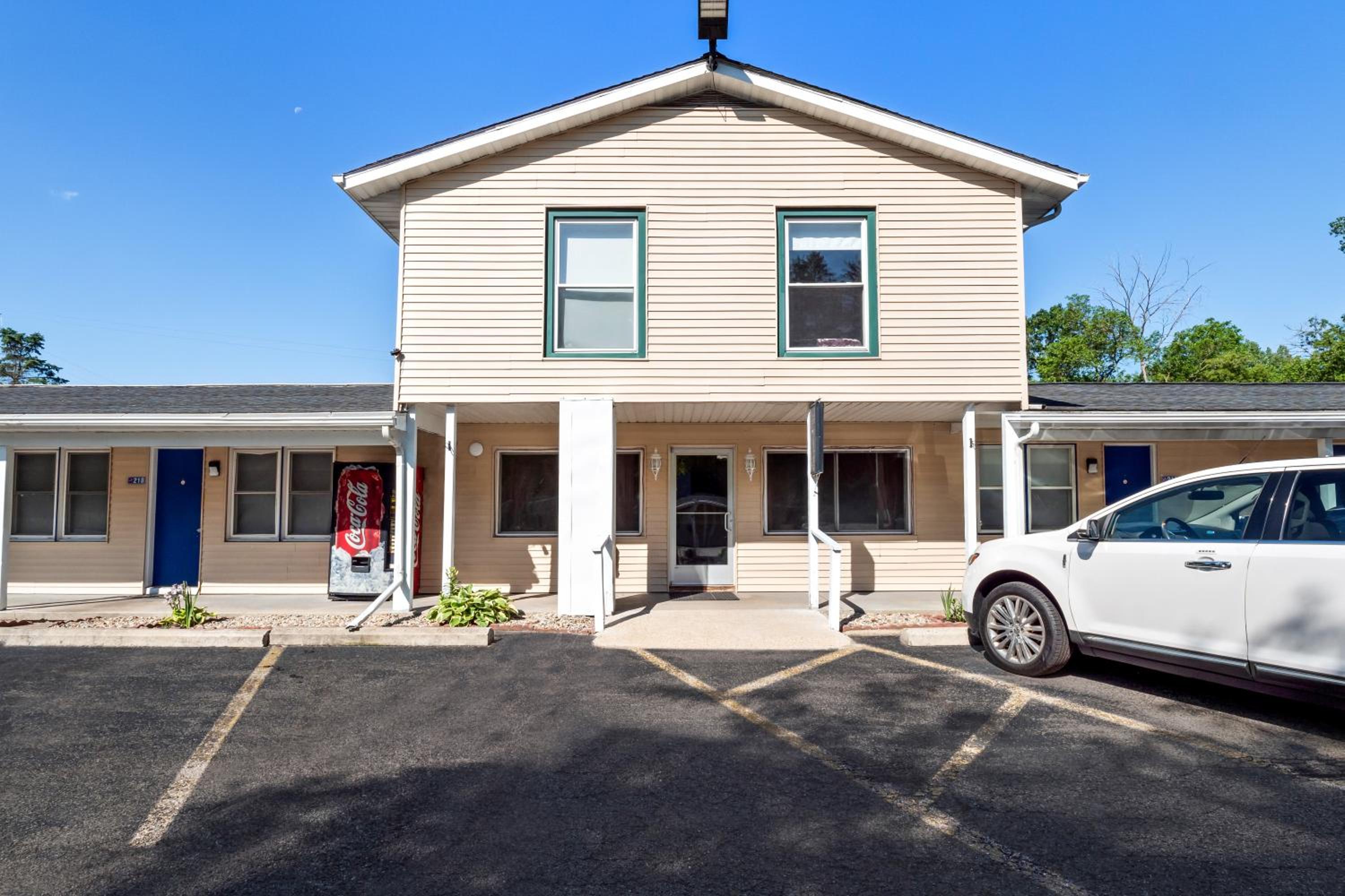 Coldwater Vacations - Americas Best Value Inn Jonesville/Hillsdale - Property Image 1