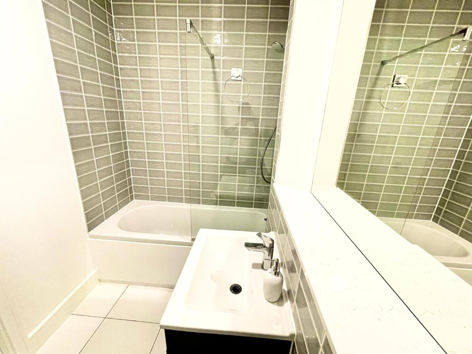 Wishie Homes- Entire Unit next to Luas Train Stop