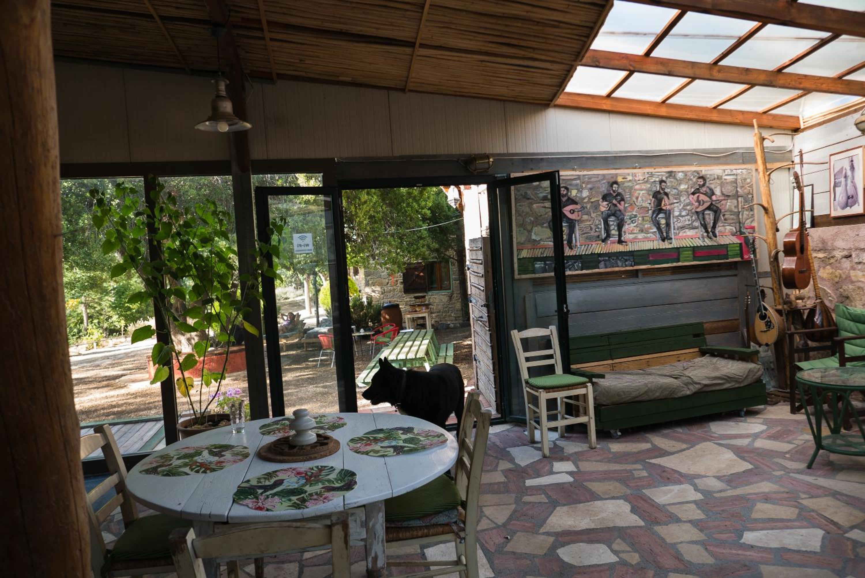 Akros Oreon, Omalos Studio