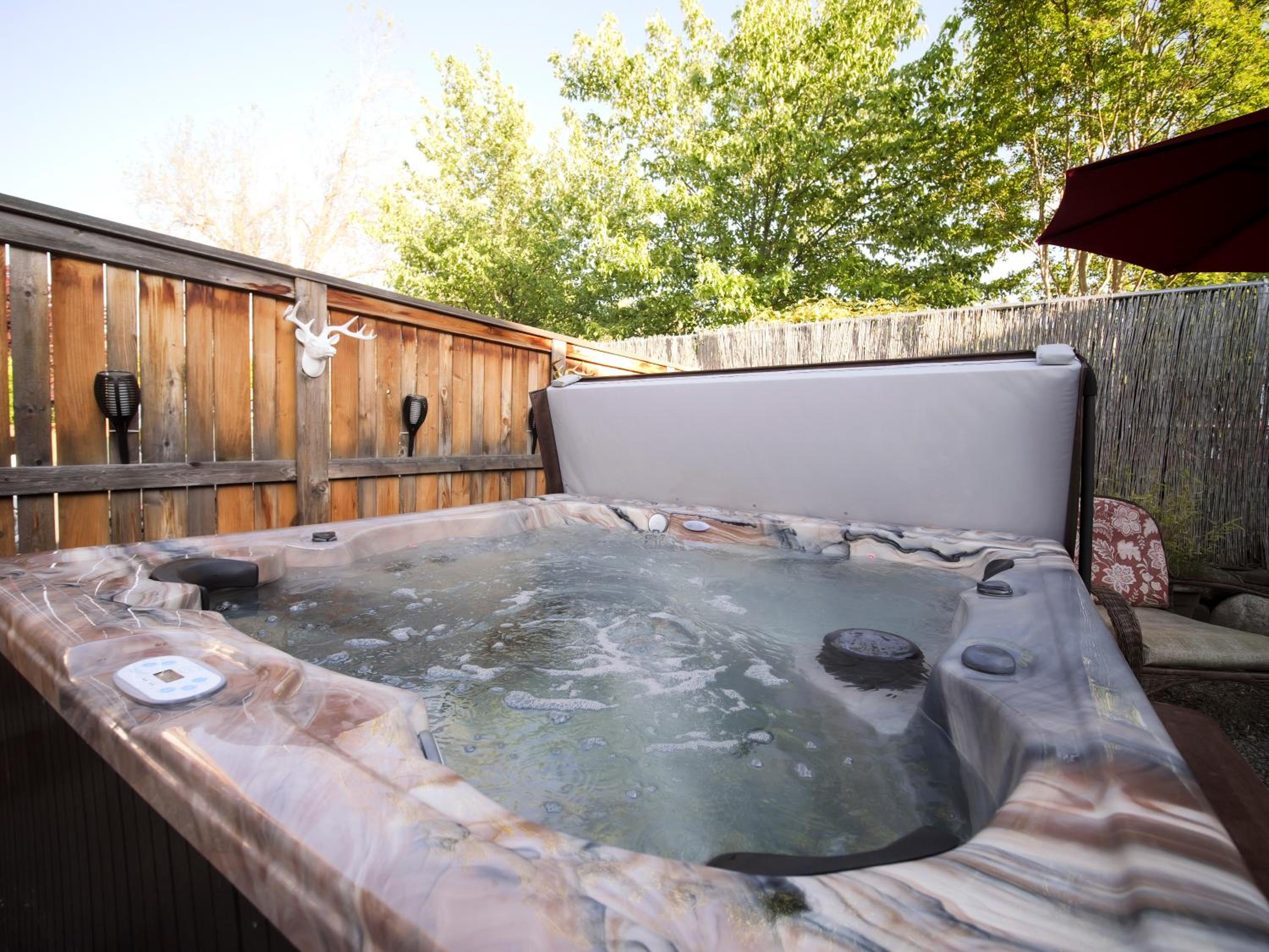Ashland Vacations - Redtail Inn - 3 Suites Sleeps Up To 12 - Property Image 1