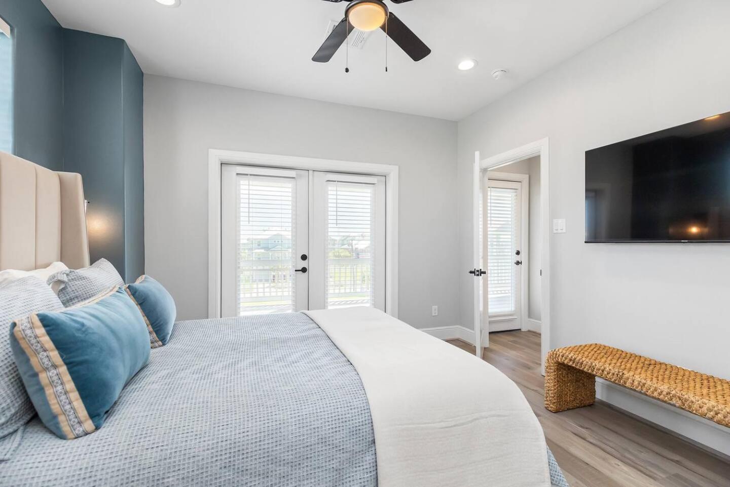 Serenity Cove Luxe 4br House W Beach Access view 5