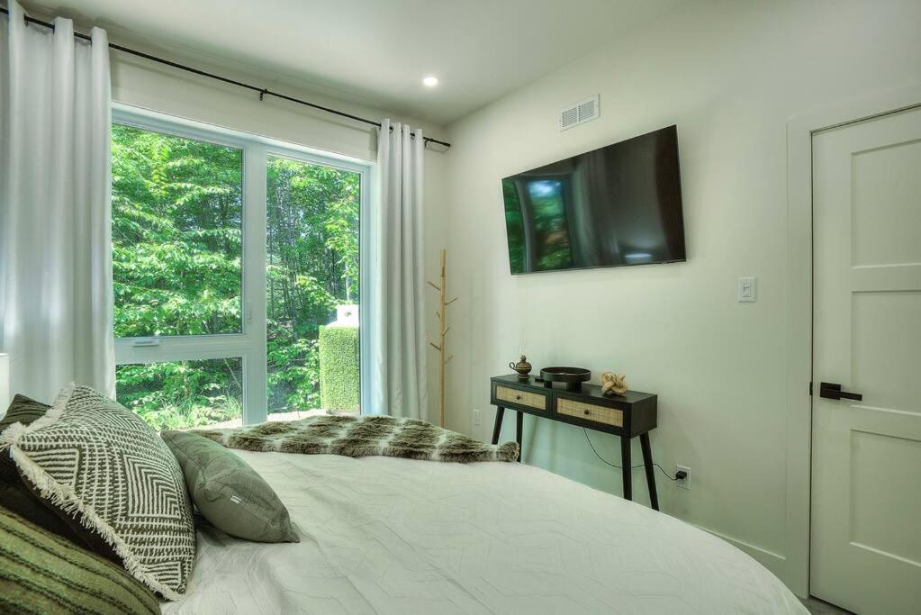 Valhalla Tremblant Cabin Retreat-Your Haven Awaits!