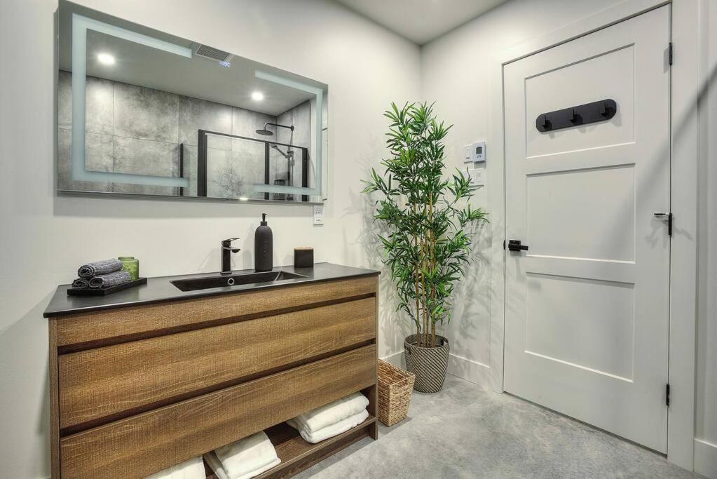 Valhalla Tremblant Cabin Retreat-Your Haven Awaits!