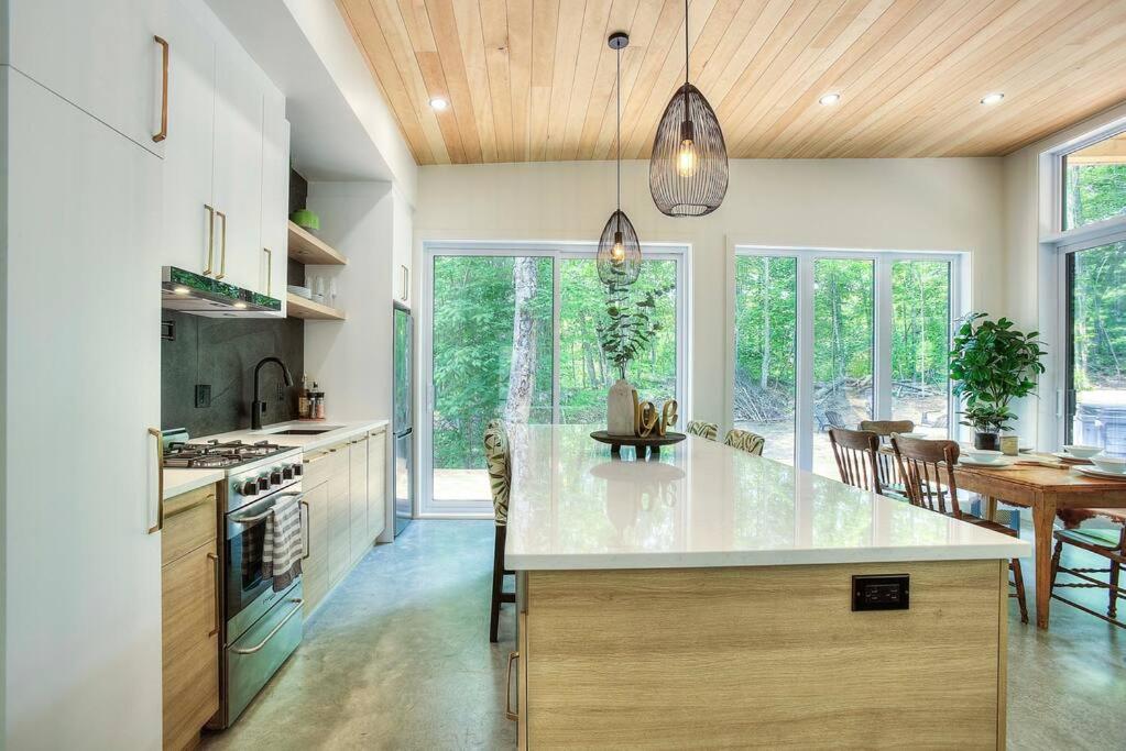 Valhalla Tremblant Cabin Retreat-Your Haven Awaits!