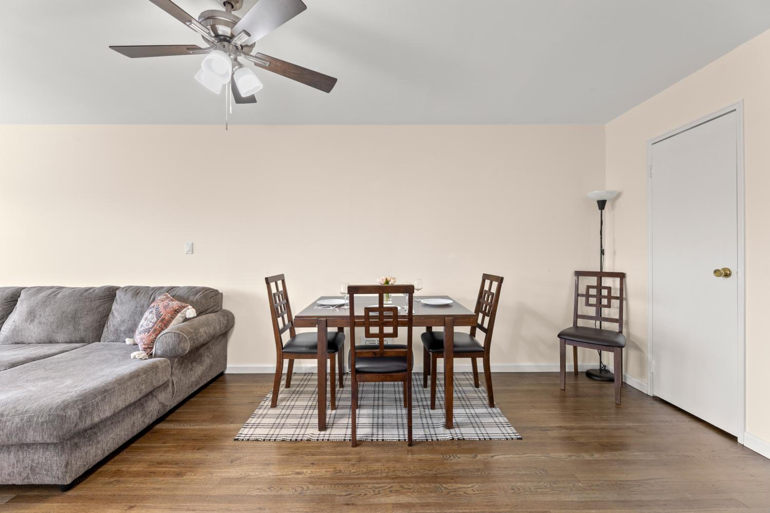 World Cup Stay, Free Driveway Parking, NYC & Metlife Stadium, Newly Renovated view 4