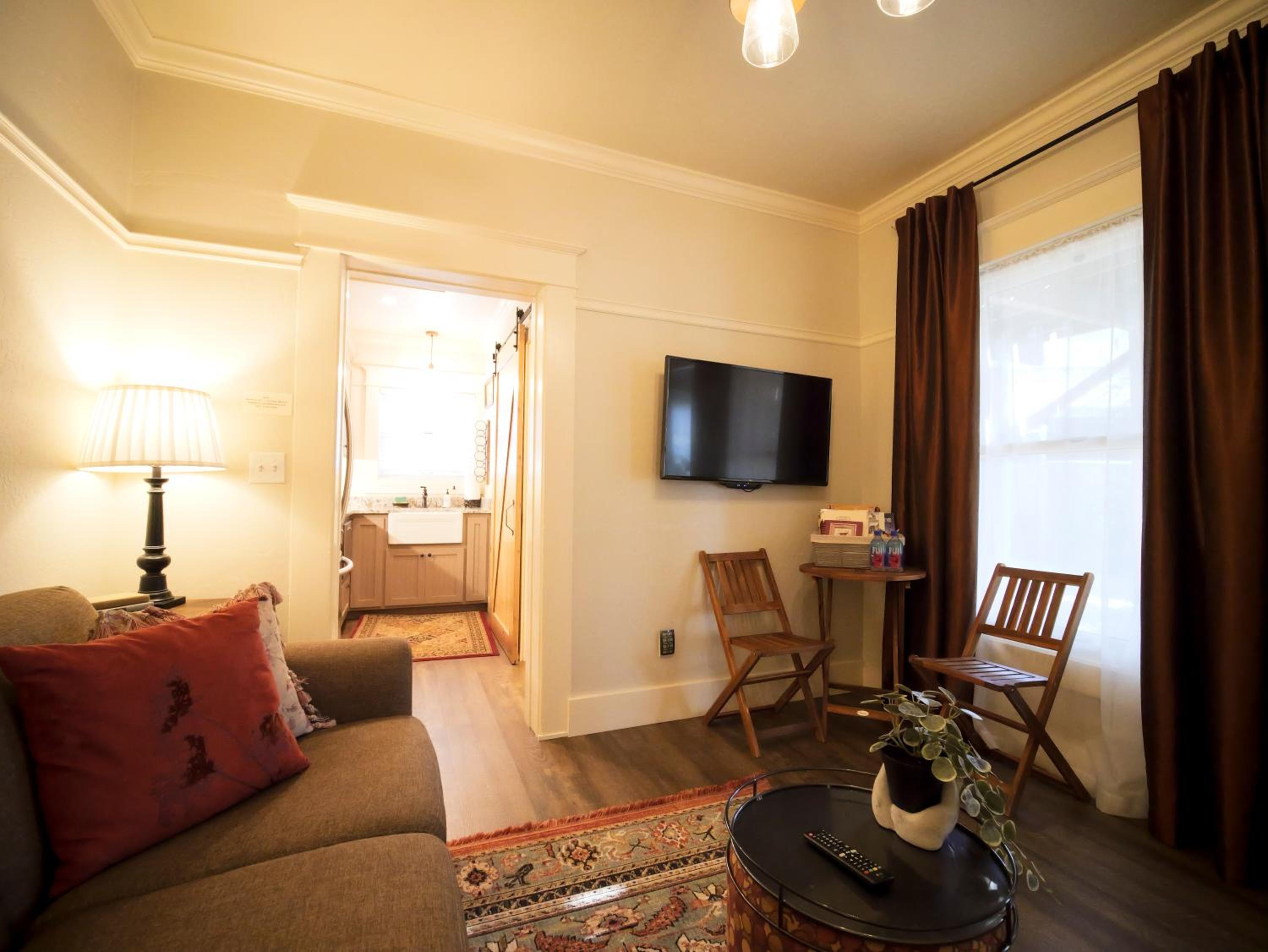 Ashland Vacations - Redtail Inn - 3 Suites Sleeps Up To 12 - Property Image 18