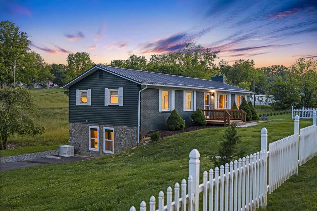 Sauna & Hot Tub Chalet with Game Room, 6BR