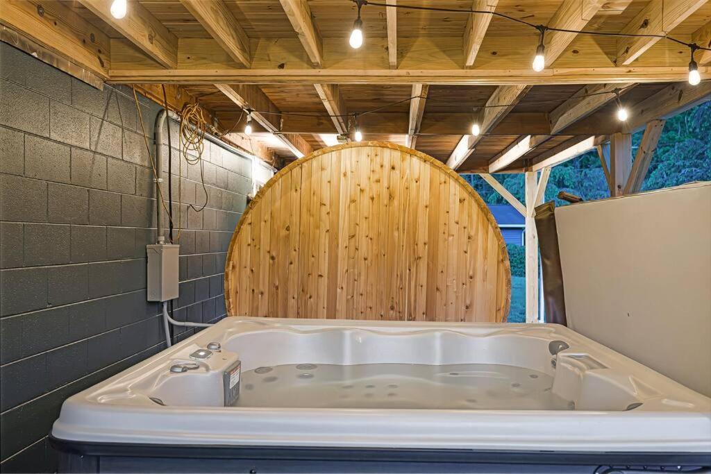 Sauna & Hot Tub Chalet with Game Room, 6BR