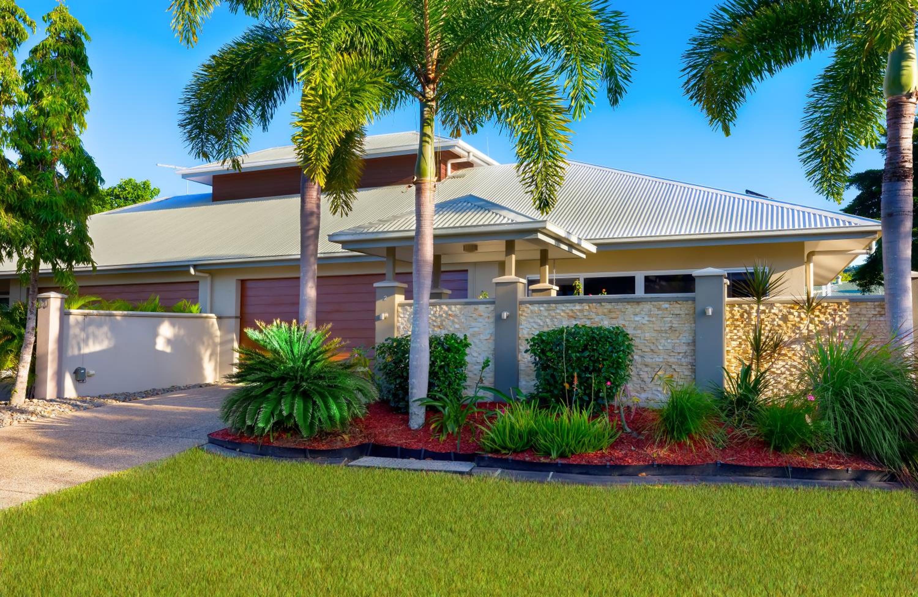 Private Luxury Haven with SUV Hire, Pool, Near Marina