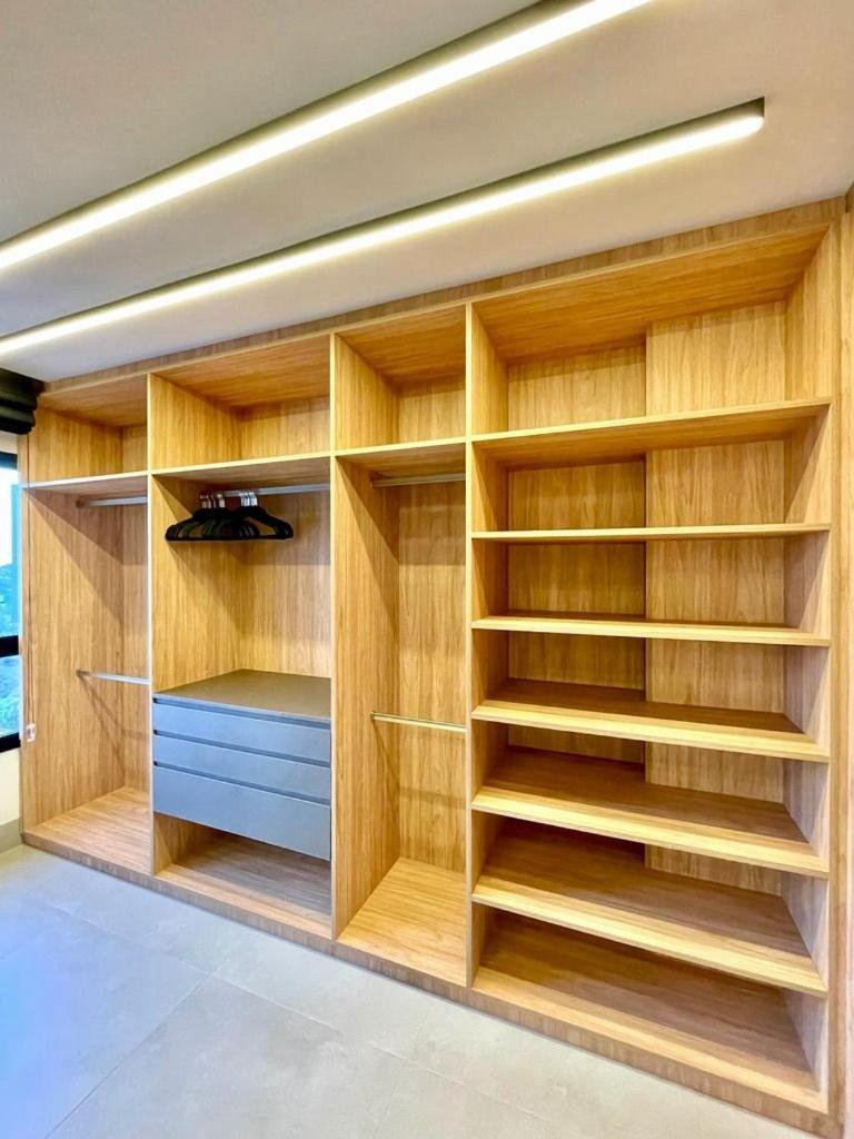 Um Luxo de Vista, Lindo Closet e Móveis Assinados