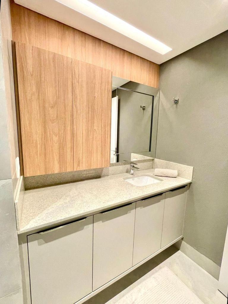 Um Luxo de Vista, Lindo Closet e Móveis Assinados