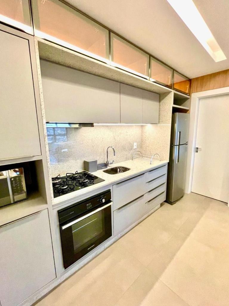 Um Luxo de Vista, Lindo Closet e Móveis Assinados
