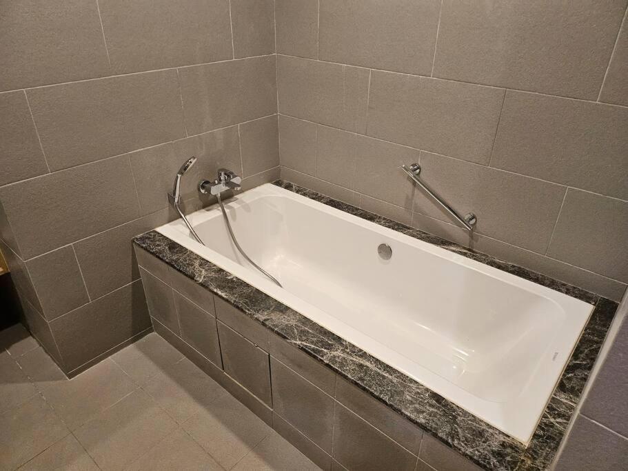 Luxurious Bathtub 2-Bedrooms Suite KLCC