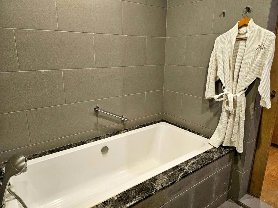 Luxurious Bathtub 2-Bedrooms Suite KLCC