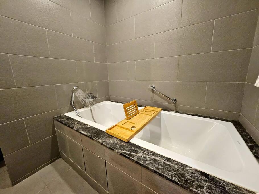 Luxurious Bathtub 2-Bedrooms Suite KLCC