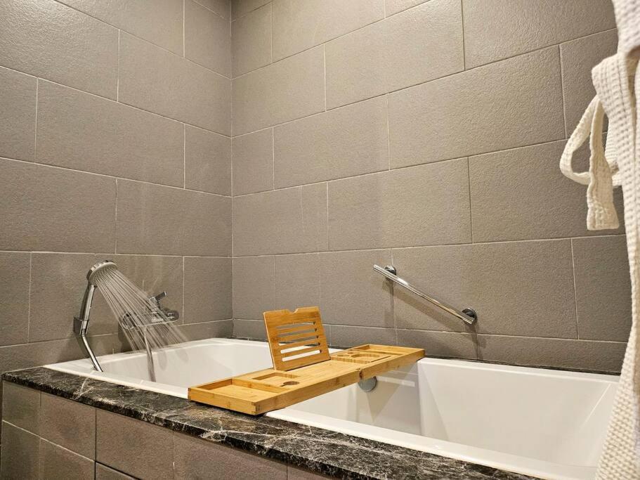 Luxurious Bathtub 2-Bedrooms Suite KLCC