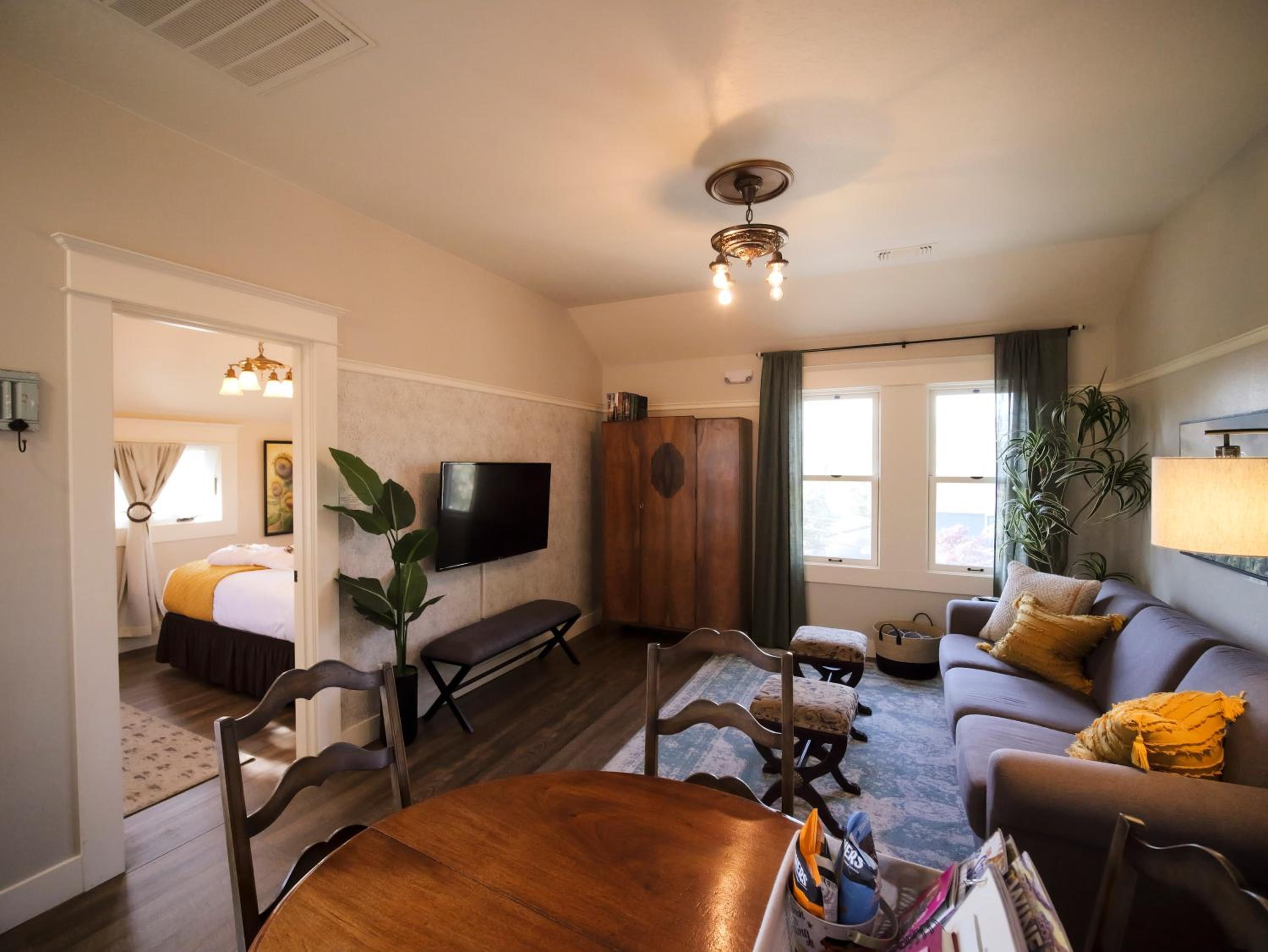 Ashland Vacations - Redtail Inn - 3 Suites Sleeps Up To 12 - Property Image 67