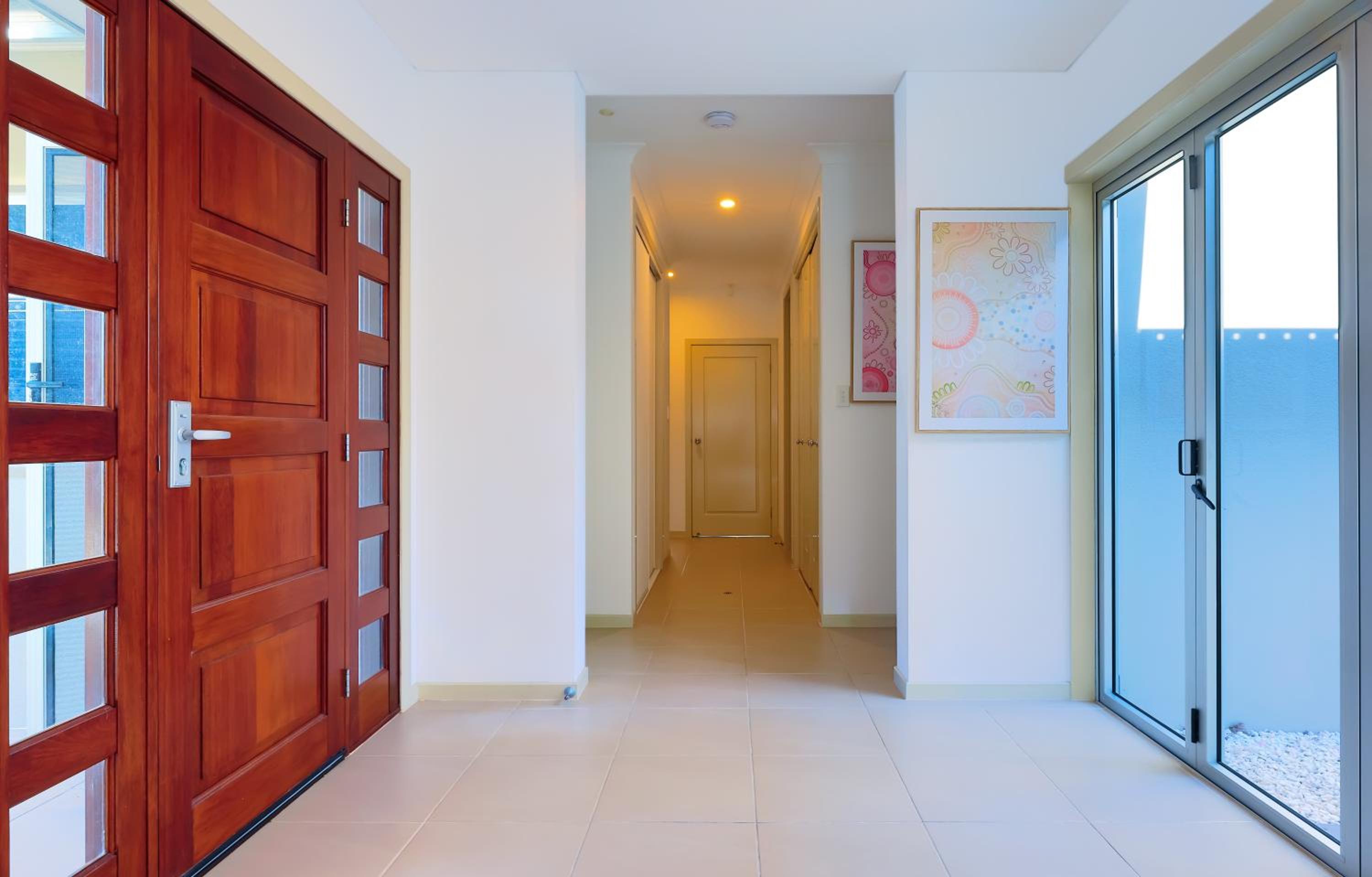 Private Luxury Haven with SUV Hire, Pool, Near Marina