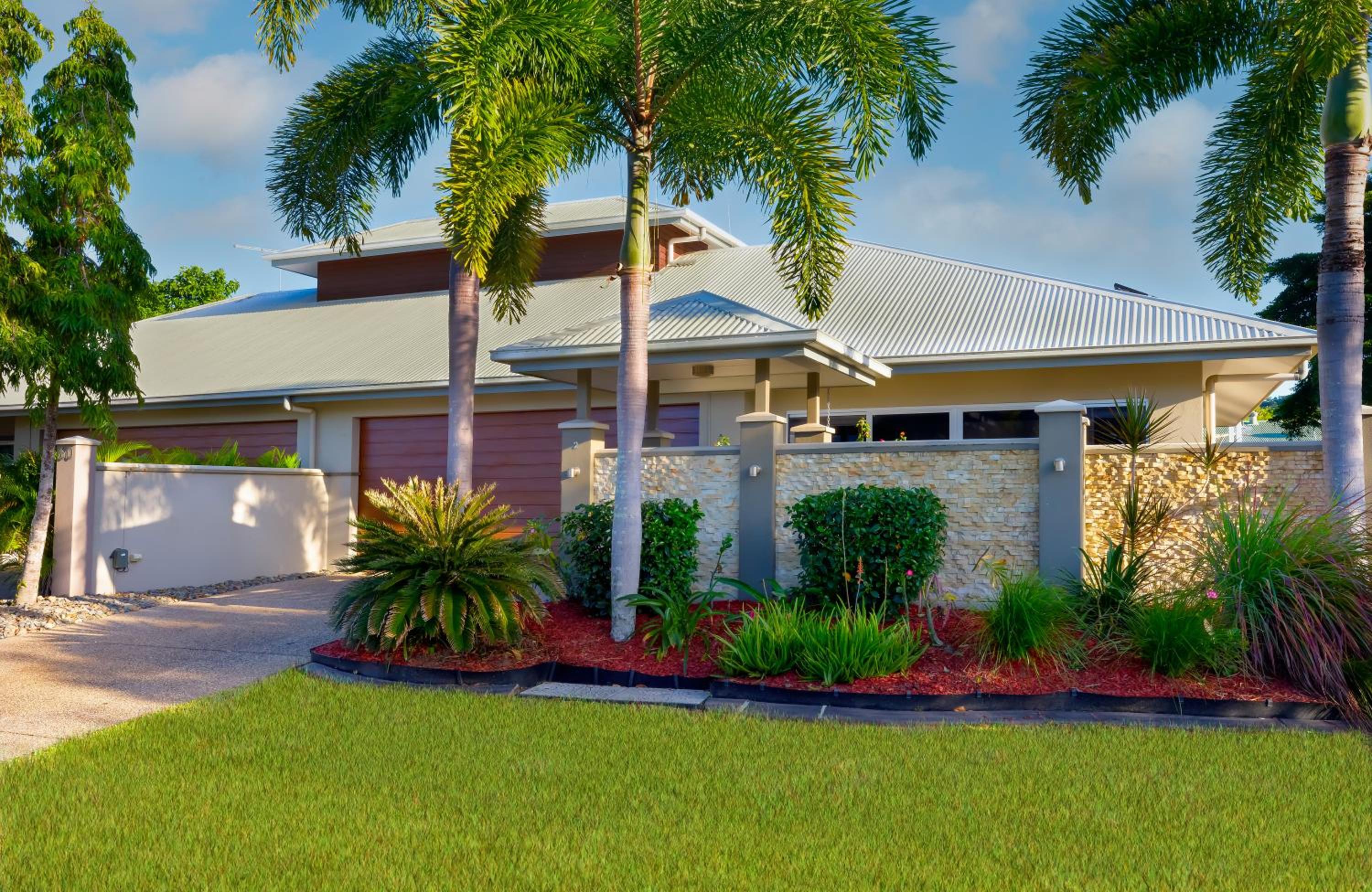 Private Luxury Haven with SUV Hire, Pool, Near Marina